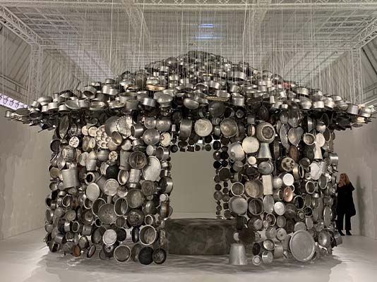 une installation de Subodh Gupta